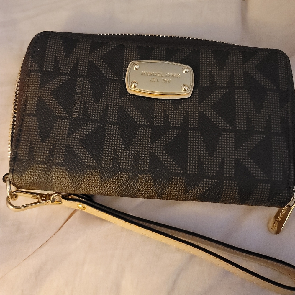 Michael Kors Fulton Large Flat Multi Function PVC Phone Case Wallet (Brown)